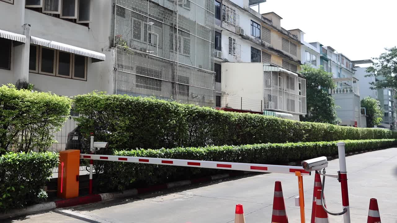 도시 환경에서 장벽 게이트를 들어 올리고 내려 올리는 것.