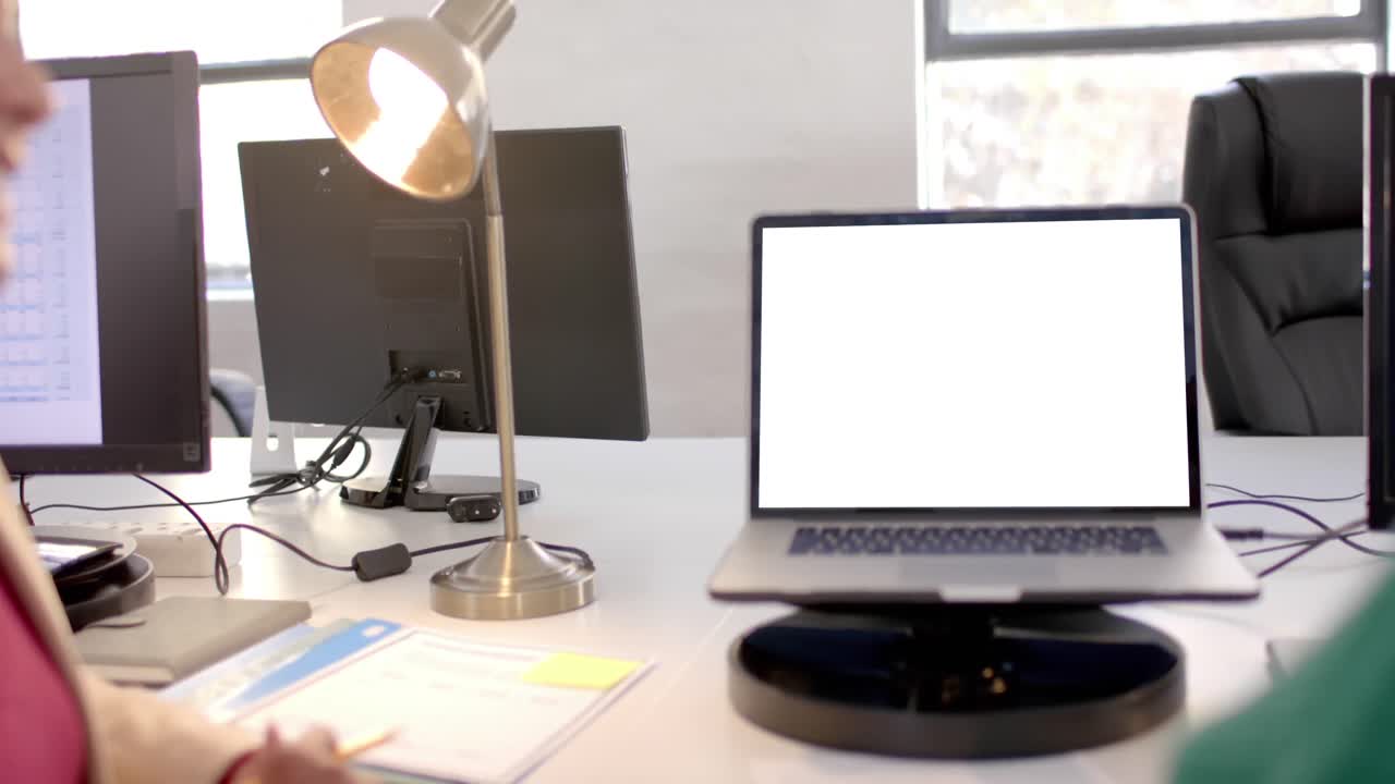 사무실의 책상 위에 노트북 화면으로 노트북을 열었습니다.