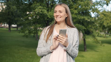 mujer usando un teléfono inteligente en un parque