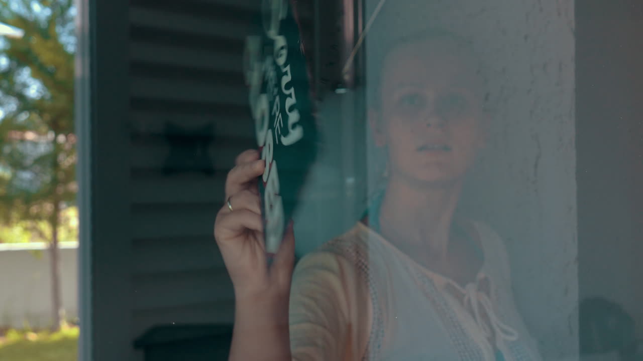mujer abriendo un café o una tienda