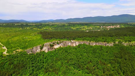 Atemberaubende-4K-Drohnenaufnahmen-Aus-Der-Luft-Einer-Festung-Von-Črni-Kal