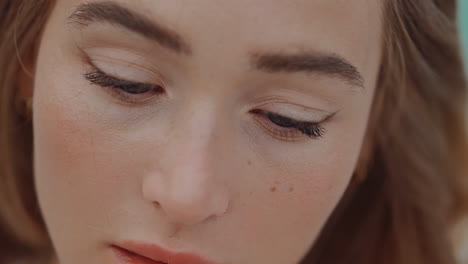 close-up portret van een vrouw met make-up