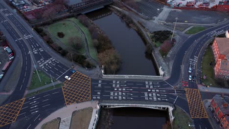 Antenne-Am-Frühen-Morgen-Stadt-Straßenverkehr-Pendeln-Kreuzung-Fahrspuren-Kreuzung-Gekrümmten-Fluss-Nach-Unten-Neigen-Birdseye