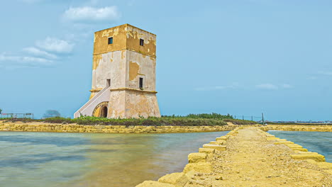 el lapso de tiempo de la torre nubia torre de vigilancia paceco, italia, junto a trapani saltern