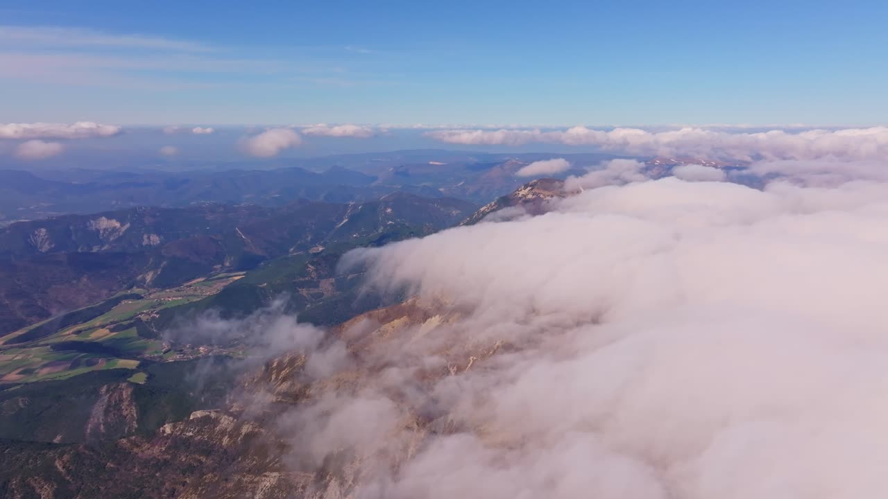 Un drone riprende la nebbia che avvolge la cresta al Col de Rousset