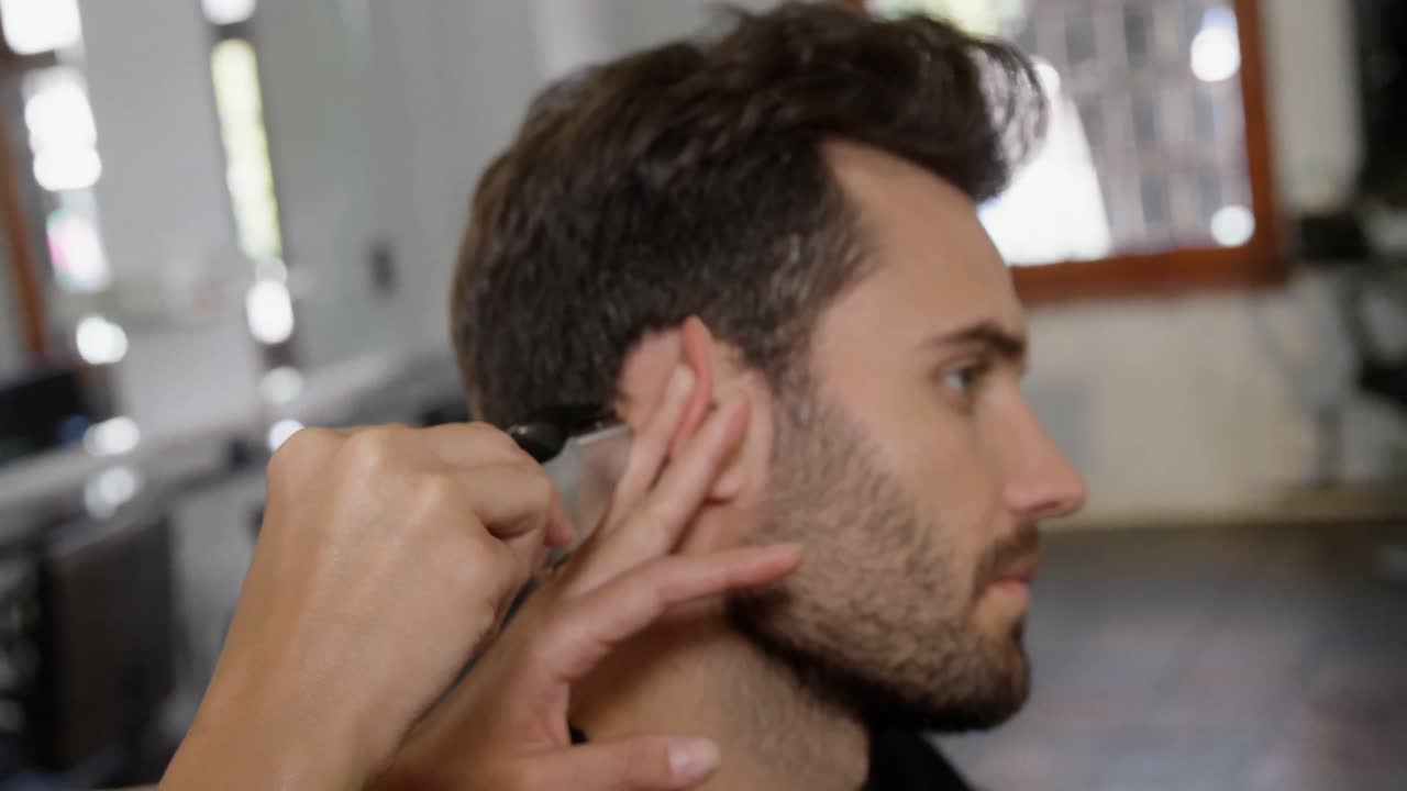 hombre recortándose el cabello