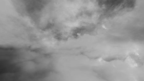 Zeitraffer-Durch-Weiße-Wolken-Und-Gewitter-Fliegen