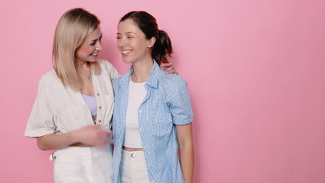 dos mujeres felices riendo