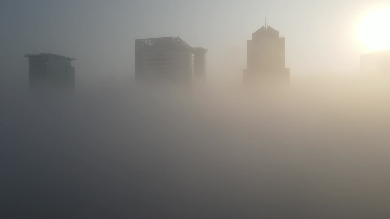 안개가 가득한 도시 해가 뜨는