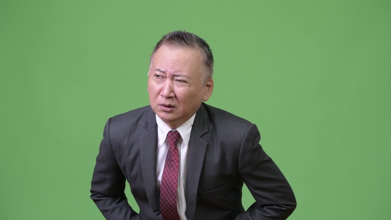 성숙 한 일본인 사업가 가 복통 을 고 있다