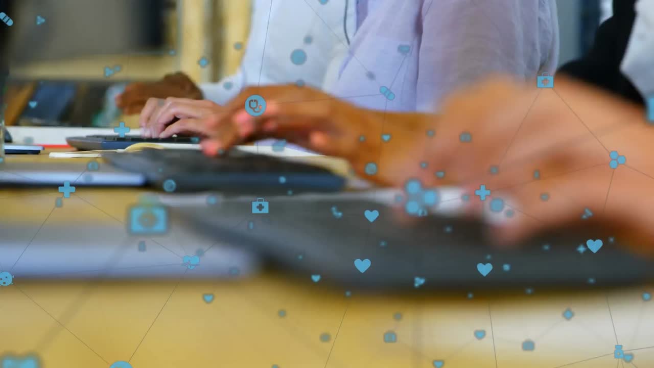animación de la red de iconos digitales sobre la sección media de personas que escriben en teclados en la oficina