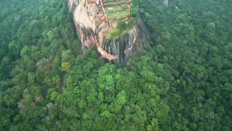 Toma-De-Adelantamiento-De-La-Roca-única-De-Los-Leones-De-Sigiriya-En-El-Corazón-Del-Bosque-Al-Atardecer,-Sri-Lanka