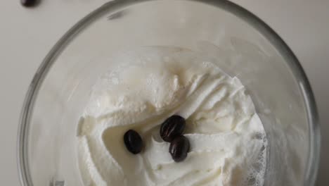 bebida de café helado con crema batida