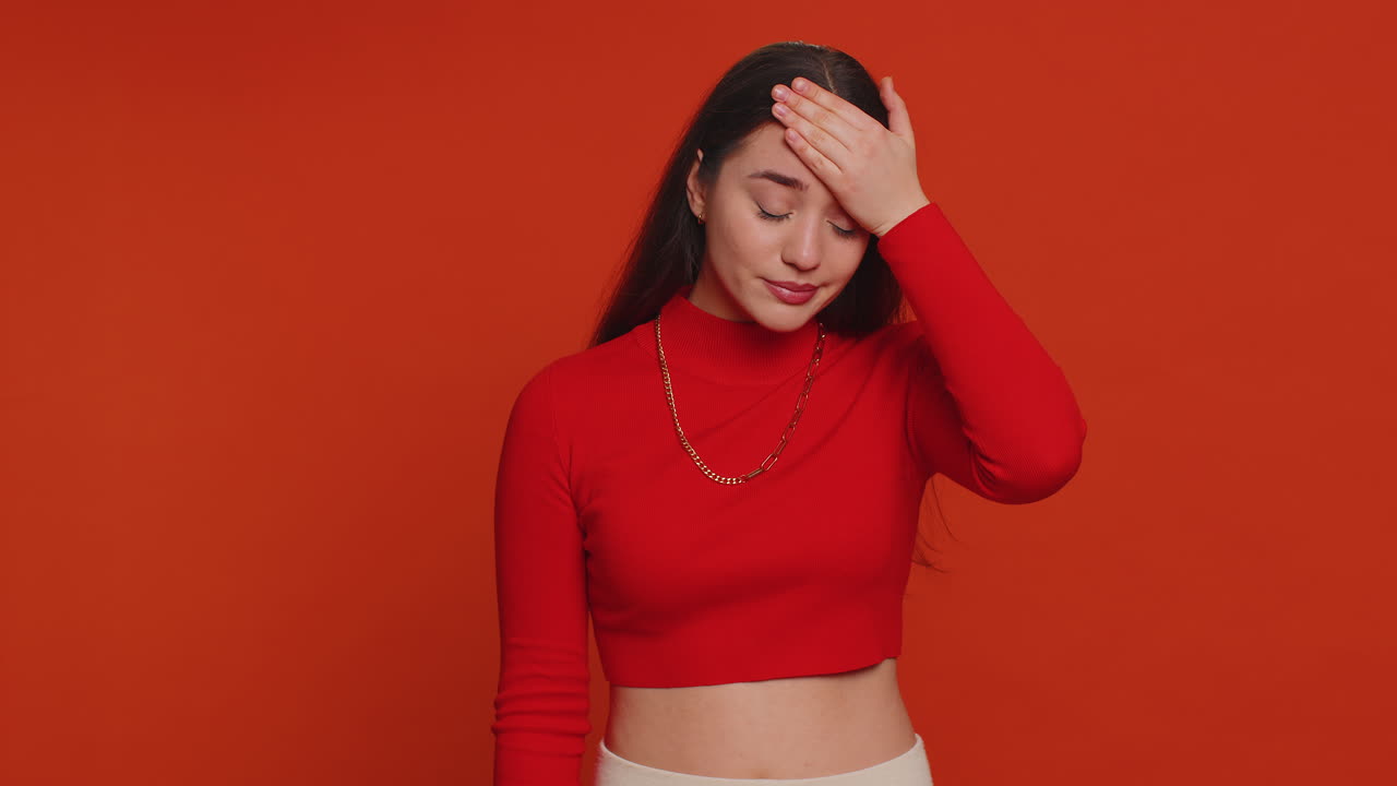 여성이 손을 들고 왜 왜 실패의 이유를 묻고 반 라이프 해킹 조롱 불신 짜증