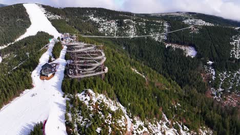 Vista-Aérea-De-La-Torre-Sky-Walk-Y-La-Pasarela-Colgante-Sky-Bridge,-Dolni-Morava