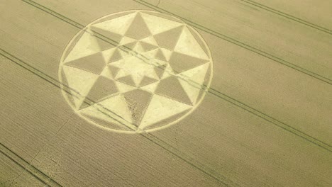 Vista-Aérea-Giratoria-Mirando-Hacia-Abajo-Sobre-El-Círculo-De-Cultivo-Geométrico-De-Micheldever-Formado-En-Tierras-De-Cultivo-De-Trigo-Rural-Hampshire