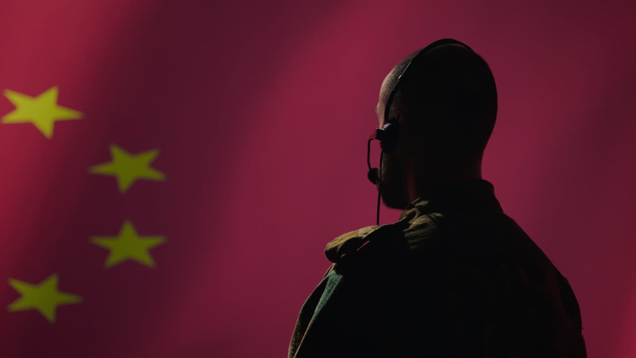 Operador de comunicações de rádio isolado sobre o fundo da bandeira chinesa