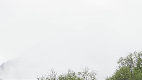 nubes de niebla que envuelven las cumbres de las montañas cerca de sifjord, noruega