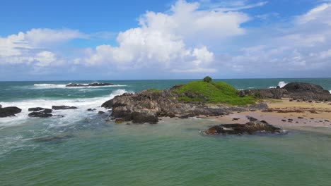 Promontorio-Verde-Con-Olas-Salpicadas-En-Las-Rocas-En-La-Playa-Sawtell-En-Nueva-Gales-Del-Sur,-Australia