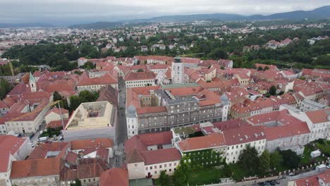 iglesia de san marcos en el centro boscoso de la ciudad de zagreb, croacia, paralaje aéreo