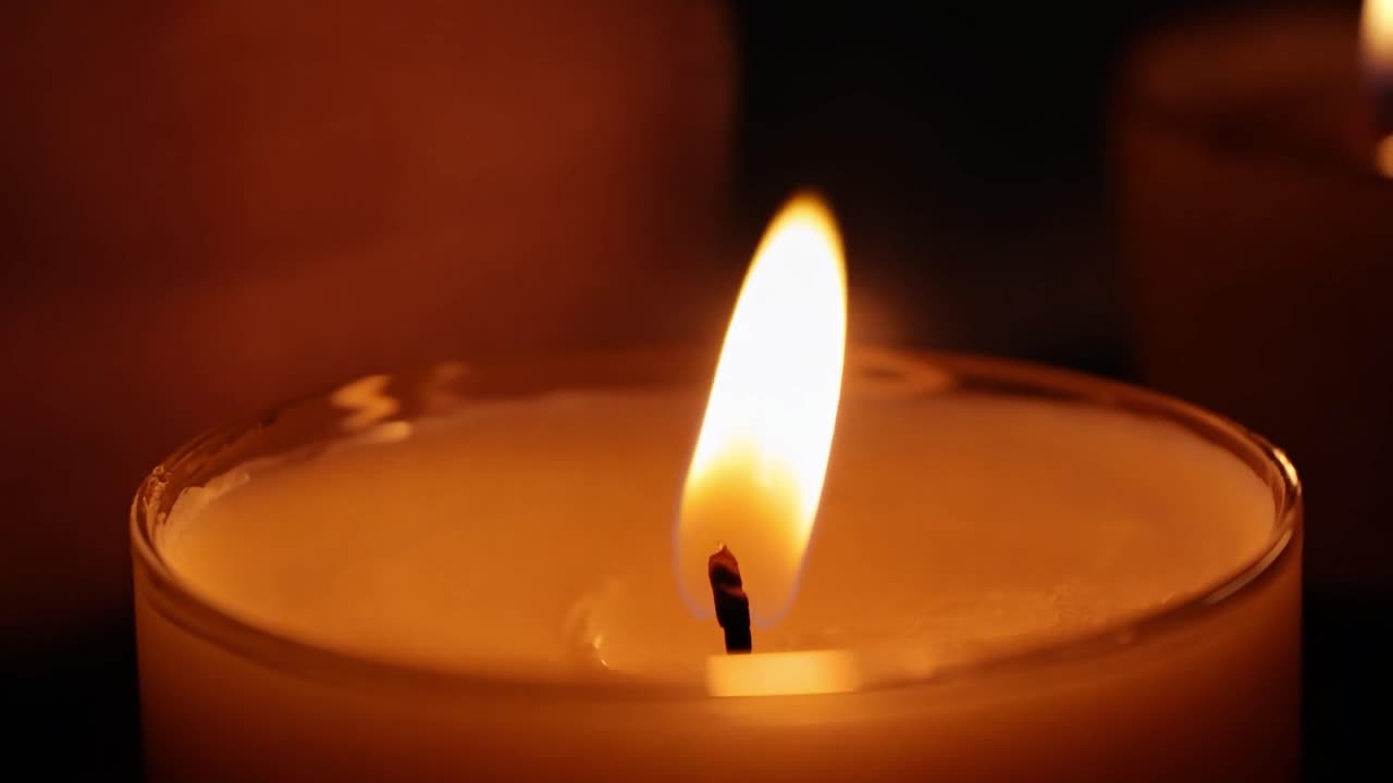 cerca de una vela encendida