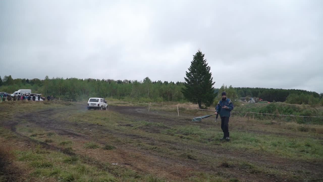 숲 속 의 오프 로드 자동차 경주