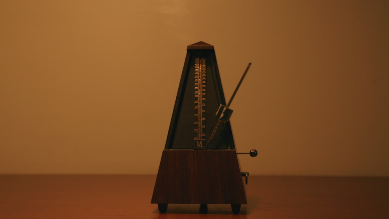 메트로은 앞뒤로 움직이고 있으며, 그 위에 있는 빛은 흔들리는 진동기를 따라 움직입니다.