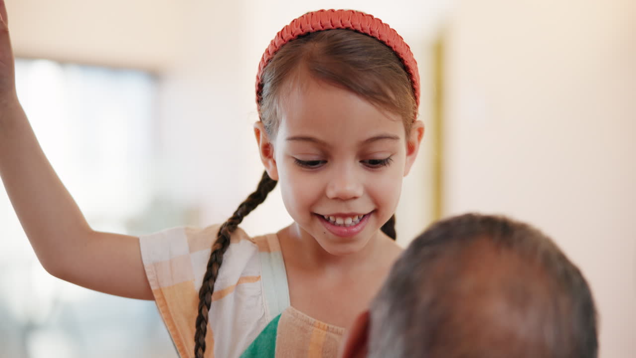 abuelo, niño y abrazo con el abuelo