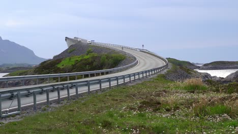 Coches-Que-Conducen-El-Puente-Storseisundet-En-La-Famosa-Carretera-Del-Océano-Atlántico-En-Noruega