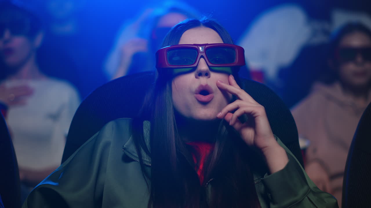 영화관에서 겁에 질린 소녀