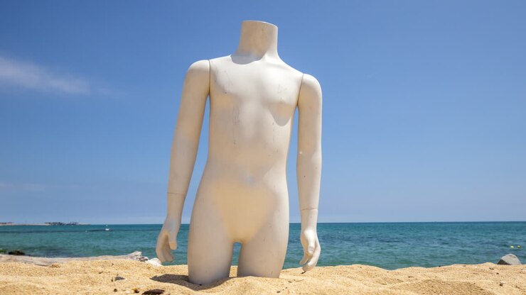 mannequin su una spiaggia