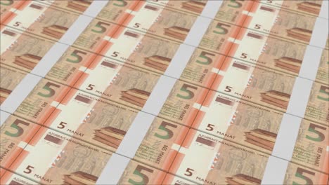 banknoten von 5 aserbaidschanischen manaten, gedruckt in einer geldpresse
