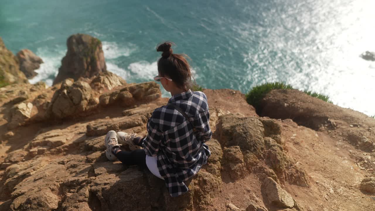 mujer disfrutando de una vista panorámica de la costa