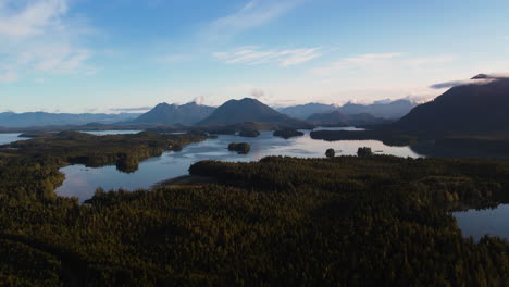 Malerische-Drohnenansicht-Des-Gemäßigten-Regenwaldes-Von-Clayoquot-Sound,-Tofino