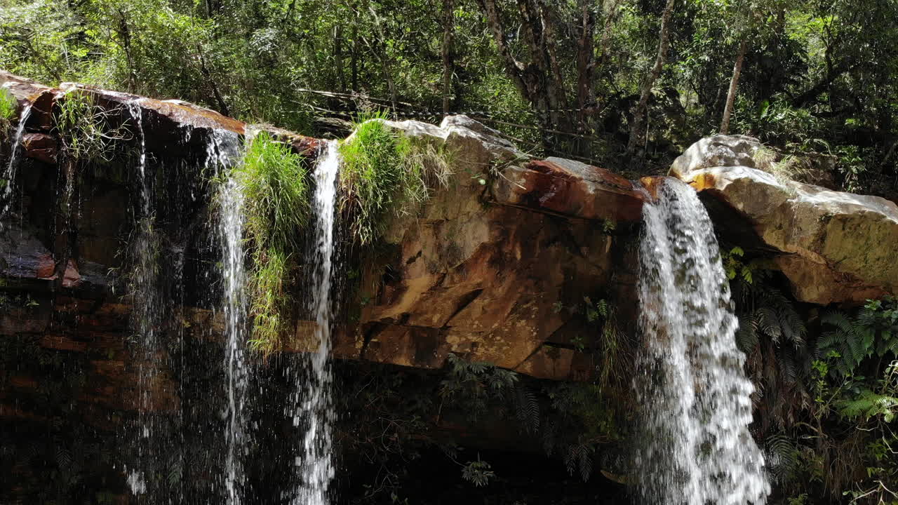 cascada valle de mariposas en são thomé das letras, minas gerais, brasil