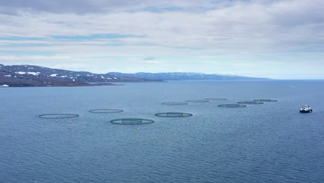 imágenes aéreas de granjas de pesca de salmón en noruega