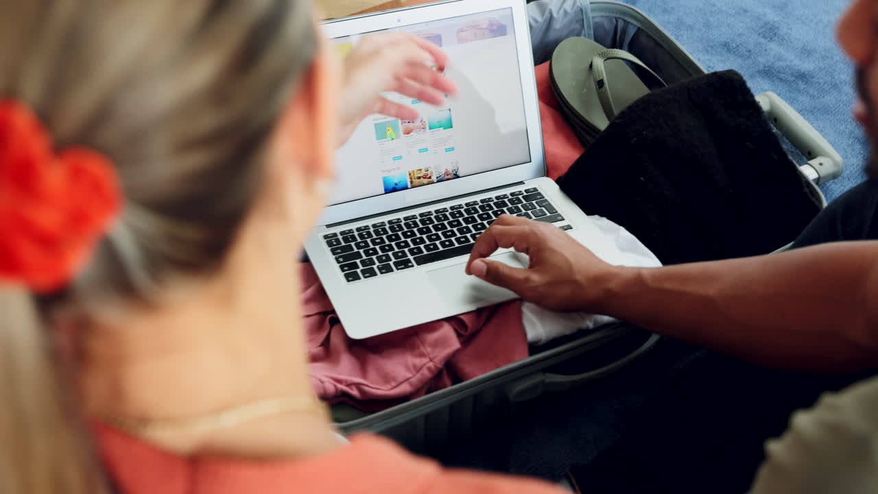 pareja, portátil o maleta de viaje planificada