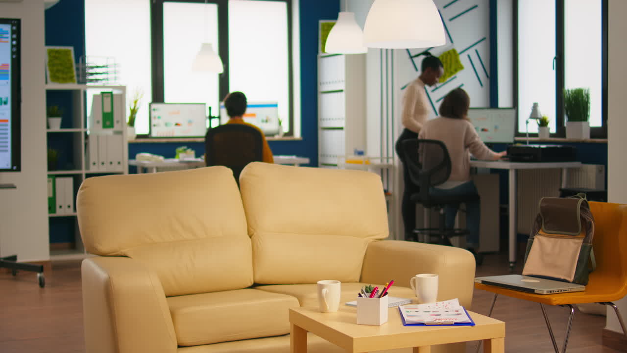 현대 스타트업 사무실에서 일하는 다양한 사업가