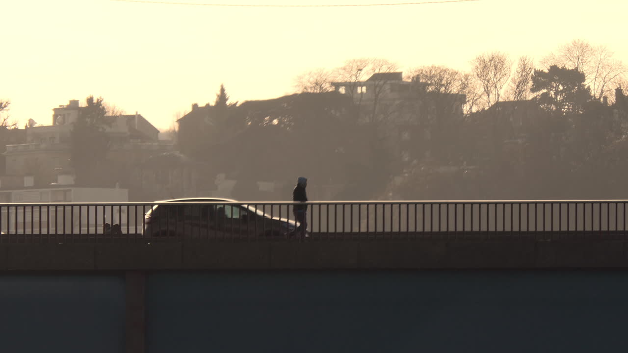 мост с автомобилями и людьми на восходе солнца в европе