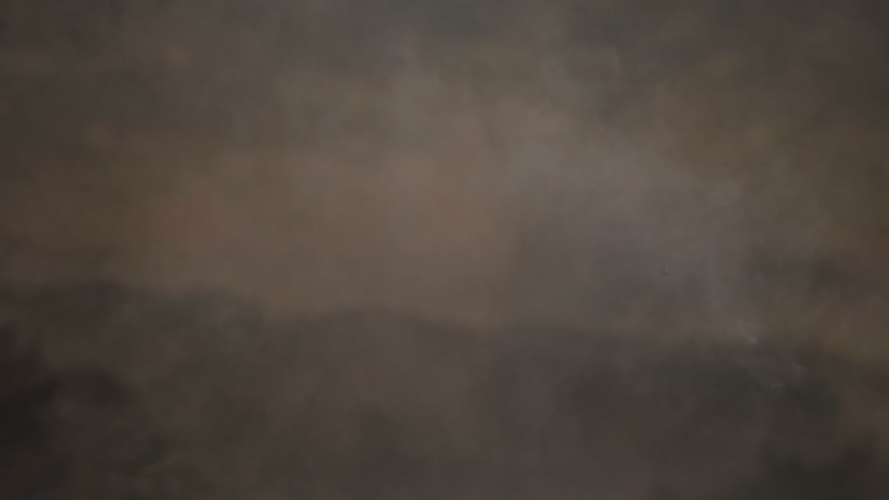 밀집된 검은 구름 위를 날아다니는 불 연기의 애니메이션