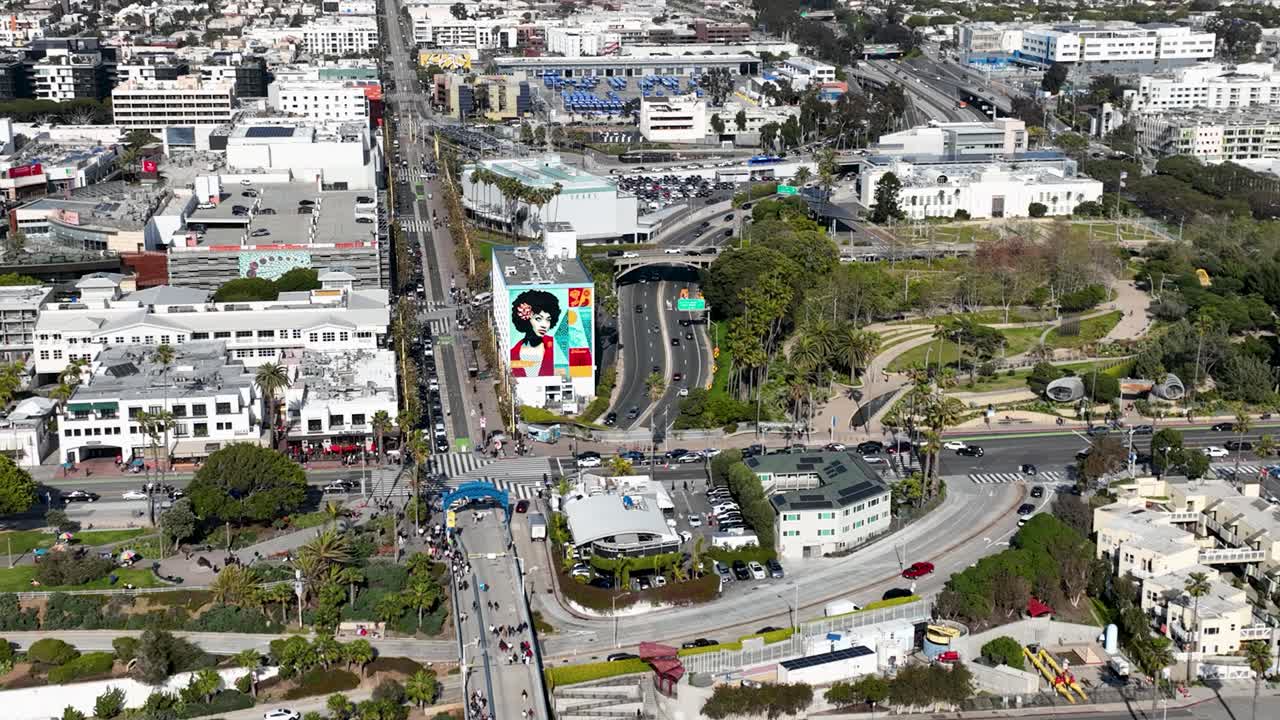 산타모니카는 오른쪽으로 천천히 회전하여 해변 반대편의 도시 부분을 보여줍니다.