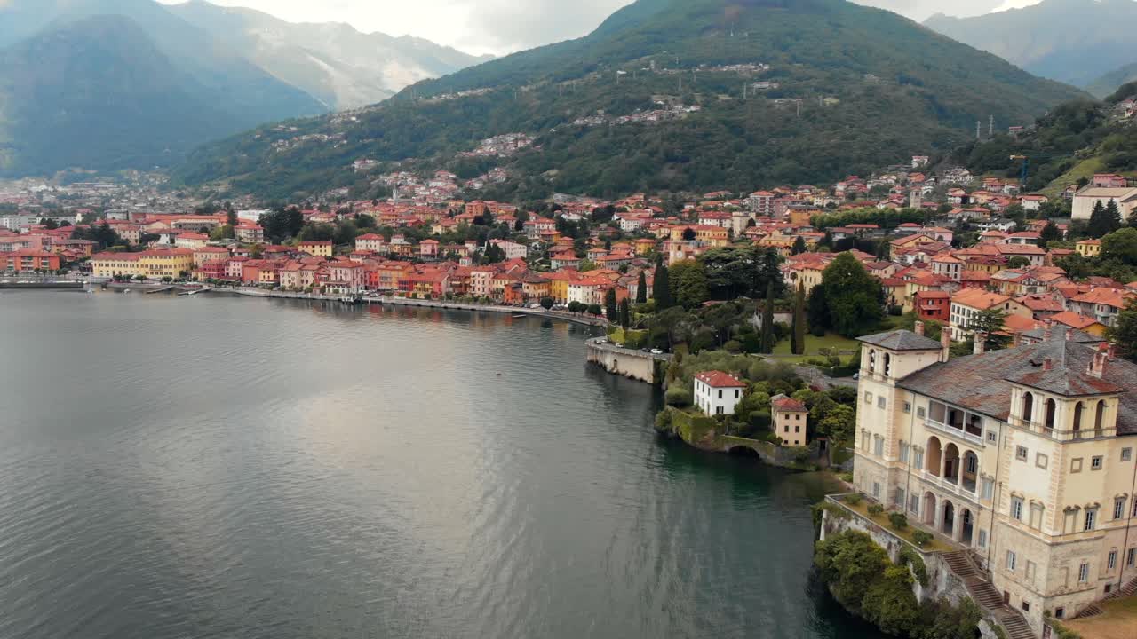 en domaso esta toma de dron revela la costa del lago como en los alpes italianos