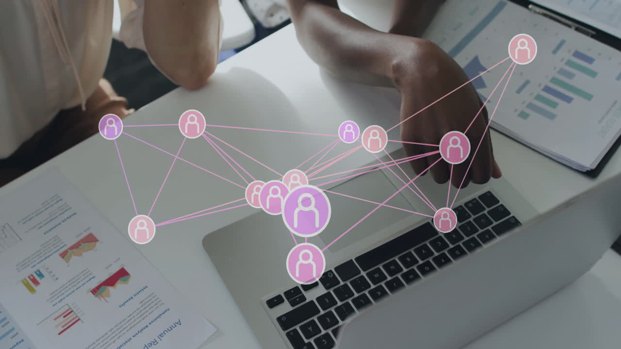 animación de personas iconos y procesamiento de datos sobre diversas personas de negocios en la oficina