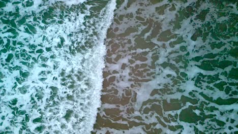 fotografía aérea estática, producida en 4k 60 fotogramas por segundo que muestra ondas mientras se estrellan entre sí