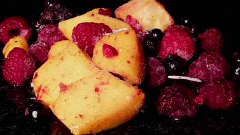 Auftauprozess-Von-Gefrorenen-Mangos,-Himbeeren,-Schwarzen-Johannisbeeren-Und-Kokosnusschips