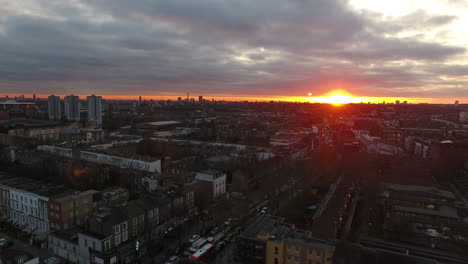 puesta de sol nublada sobre el barrio de findsbury en londres vista de avión no tripulado