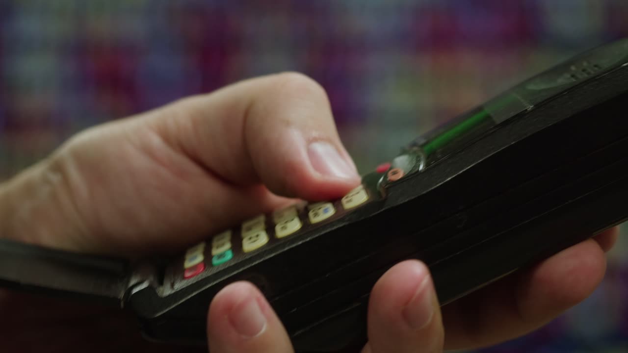 빈티지 드폰을 사용하는 손