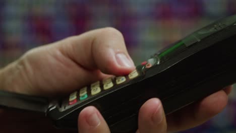 mano usando un teléfono celular de época