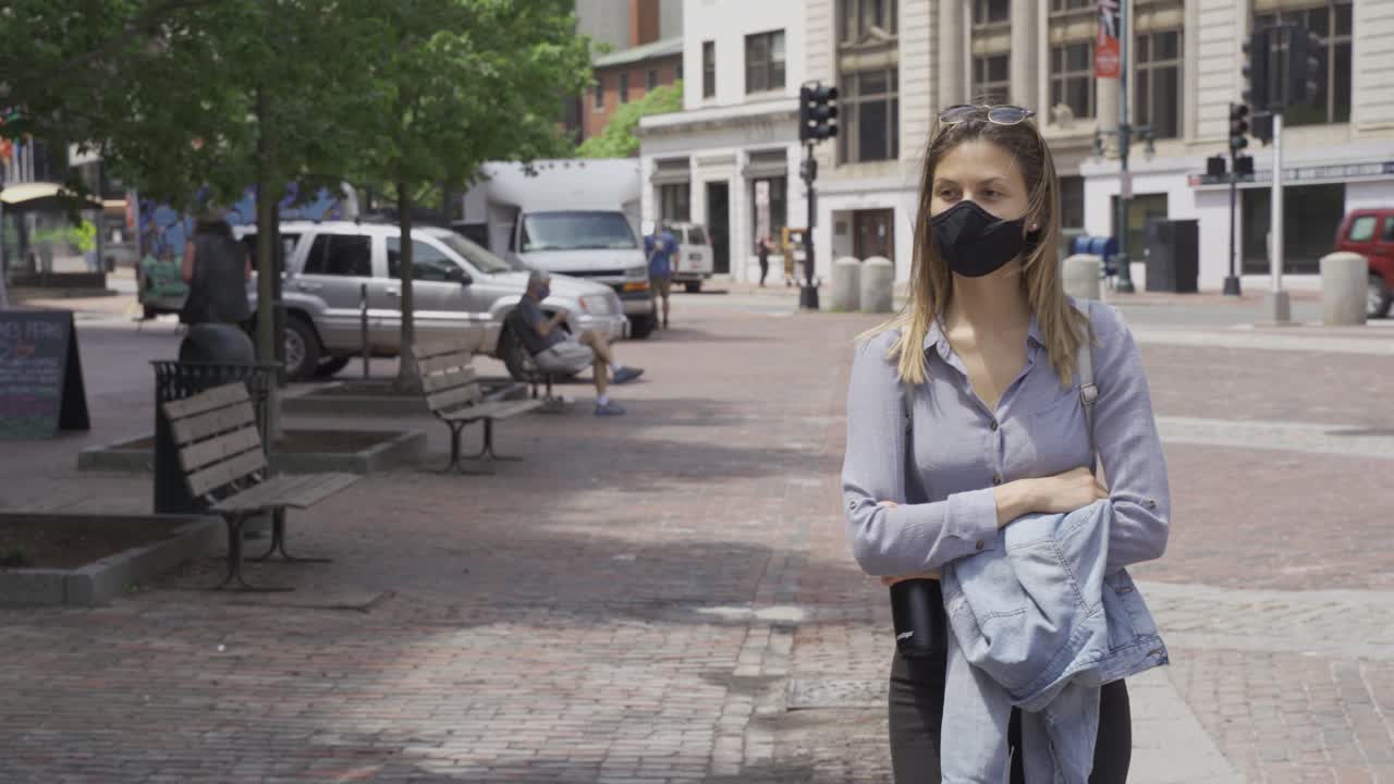 Concepto de salud y seguridad, mujer con mascarilla protectora caminando al aire libre, protección contra virus.