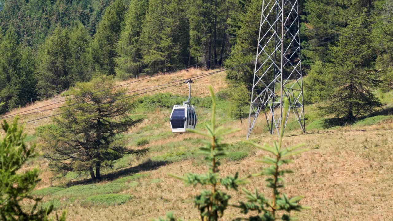 канатная дорога, движущаяся по живописным пейзажам пьемонта